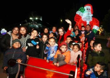 Brilla Nuevo Laredo: Carmen Lilia Canturosas enciende el pino navideño e inauguran Viveros Mágico con 200 figuras y más de 200 mil luces led