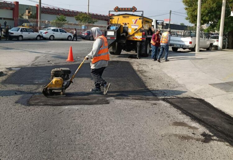 Continúa plan de bacheo en calles de Victoria
