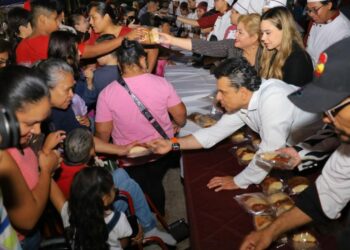 Degustan 300 familias monumental rosca de reyes en Victoria