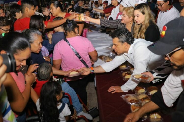 Degustan 300 familias monumental rosca de reyes en Victoria