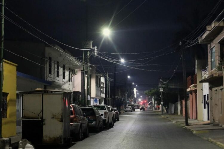 Rehabilitan iluminación de calles del centro de Victoria