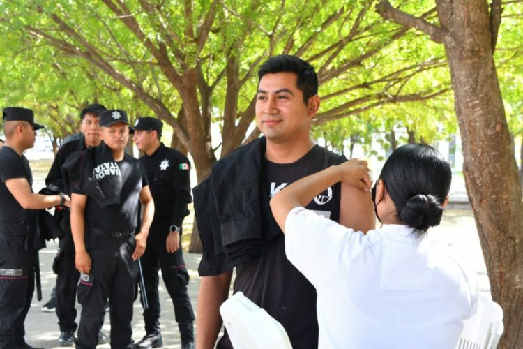 Realizan SSPT e ISSSTE campaña de vacunación contra el sarampión