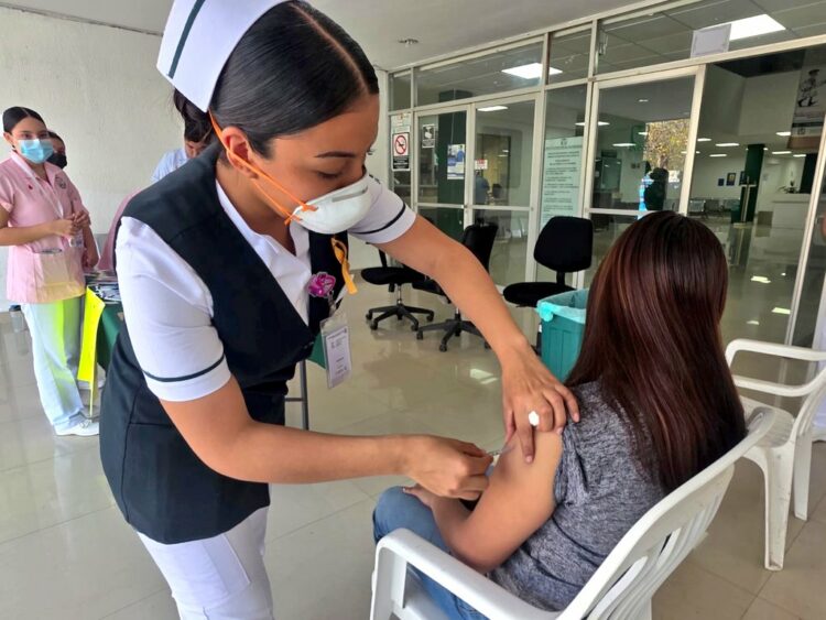 IMSS Tamaulipas aplica más de 27 mil dosis contra el sarampión en jornada intensiva de vacunación. Foto de IMSS Tamaulipas