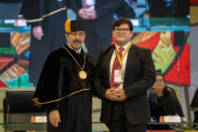 Reconoce la UAT a universitarios por su excelencia y humanismo