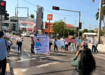 Bloquean la costera Miguel Alemán por desaparición de maestra en Acapulco. Foto de Rosalba Ramírez