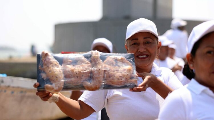 Américo y María de Villarreal reconocen la historia y el trabajo de las despicadoras de Tamaulipas