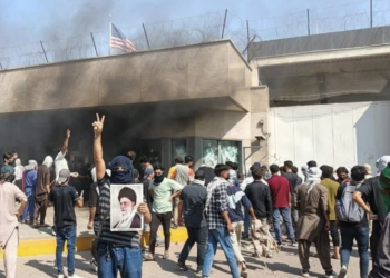 Iraníes protestan en el Consulado de Estados Unidos en Karachi. Foto de Mher Agency News