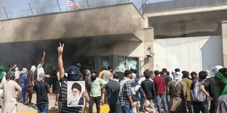 Iraníes protestan en el Consulado de Estados Unidos en Karachi. Foto de Mher Agency News