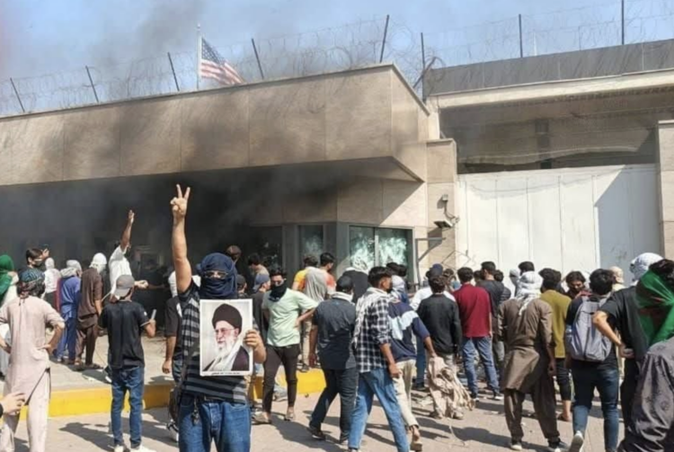 Iraníes protestan en el Consulado de Estados Unidos en Karachi. Foto de Mher Agency News