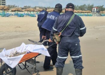 Llegan primeros indicios de derrame de hidrocarburo a Ciudad Madero. Foto de Semar