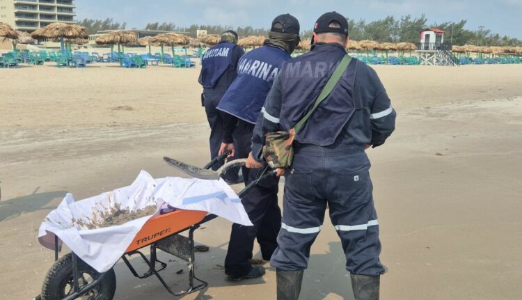 Llegan primeros indicios de derrame de hidrocarburo a Ciudad Madero. Foto de Semar