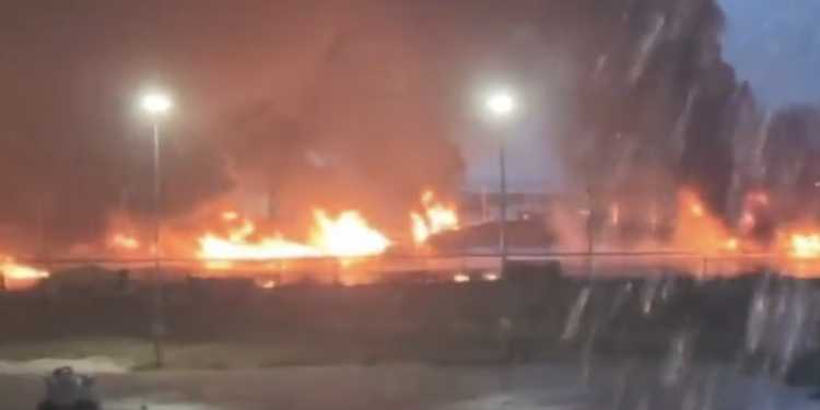 FGR y Pemex determinarán la causa del incendio en refinería de Dos Bocas. Foto tomada de video