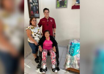 Humberto Prieto Herrera atiende peticiones de la población en Reynosa. Foto de Cortesía