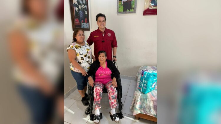 Humberto Prieto Herrera atiende peticiones de la población en Reynosa. Foto de Cortesía
