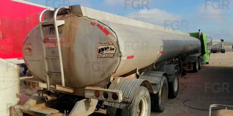 Decomisan más de 2 millones de litros de hidrocarburo en Reynosa. Foto de FGR