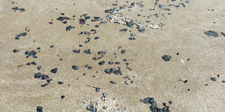 Presencia de fragmentos de hidrocarburo en Playa Miramar es cotidiana, asegura alcalde. Foto de Marthaolivia.com.mx