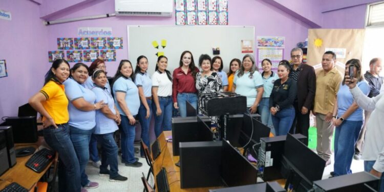 Inaugura alcaldesa Carmen Lilia Canturosas obras de infraestructura educativa en colonia Reforma Urbana, Nuevo Laredo, Tamaulipas
