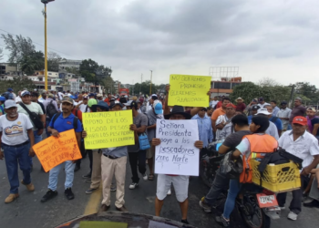 Pescadores del norte de Veracruz bloquean carreteras para exigir apoyos tras derrame de hidrocarburo. Foto de XEU Veracruz