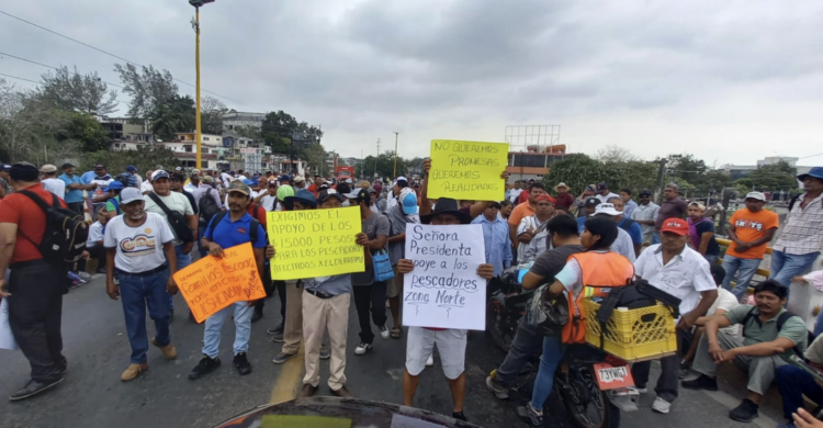 Pescadores del norte de Veracruz bloquean carreteras para exigir apoyos tras derrame de hidrocarburo. Foto de XEU Veracruz